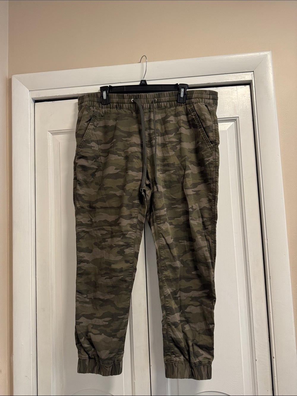 Levi's Women's Olive Camo Cropped Jogger Pants
